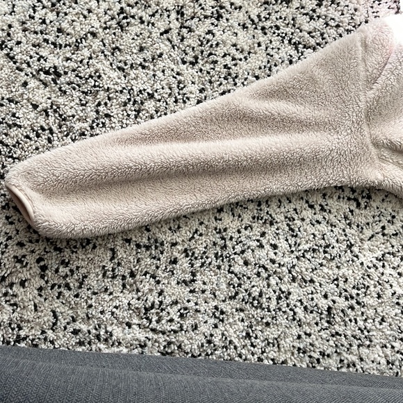 Uniqlo white fur jacket size medium fits bit bigger - Picture 3 of 3